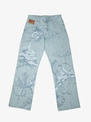 Calça jeans azul desbotada com estampa de cupido