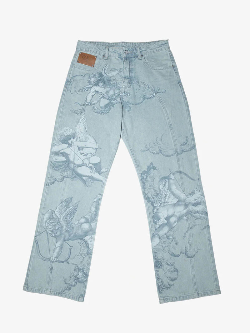 Calça jeans azul desbotada com estampa de cupido