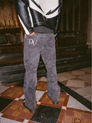 Calça jeans azul desbotada com estampa de cupido