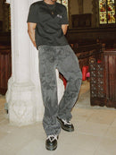 Calça jeans azul desbotada com estampa de cupido