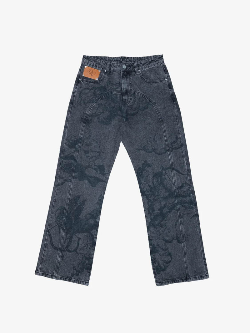 Calça jeans azul desbotada com estampa de cupido